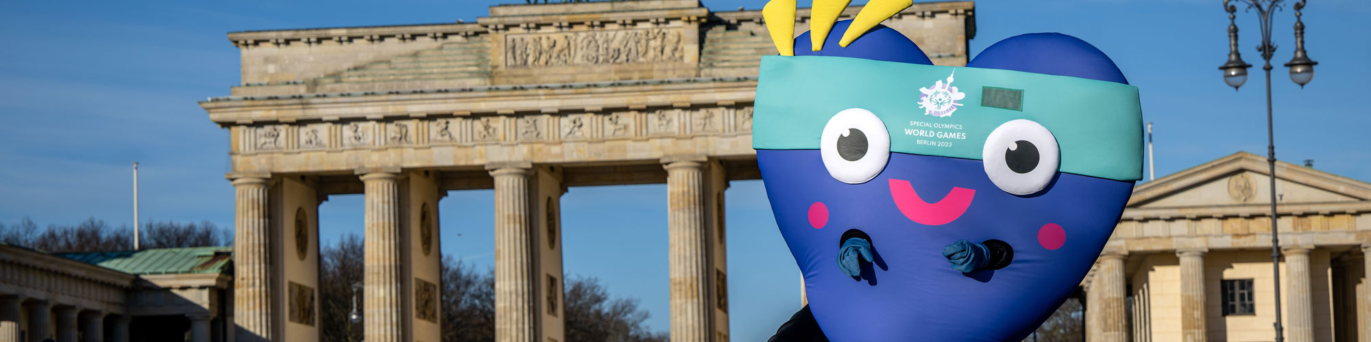 Maskottchen Unity am Brandenburger Tor