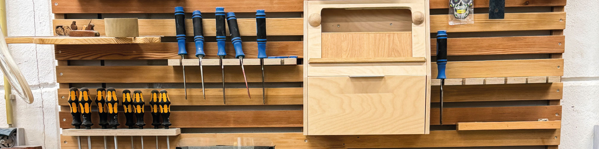 Ein Werkstattplatz in der Holzwerkstatt mit vielen Werkzeugen
