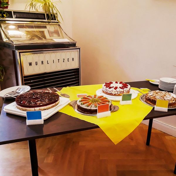 verschiedene Kuchen auf einem Tisch