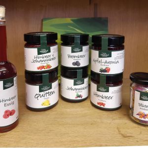 Verschiedene Produkte aus dem Kräuterhof, wie Marmeladen oder Essig