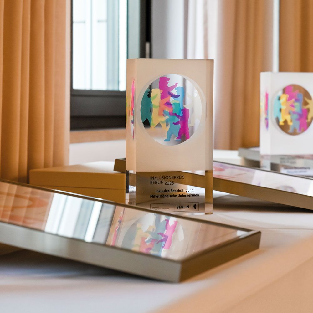 Die Inklusionspreise stehen auf einem Tisch aufgereiht.