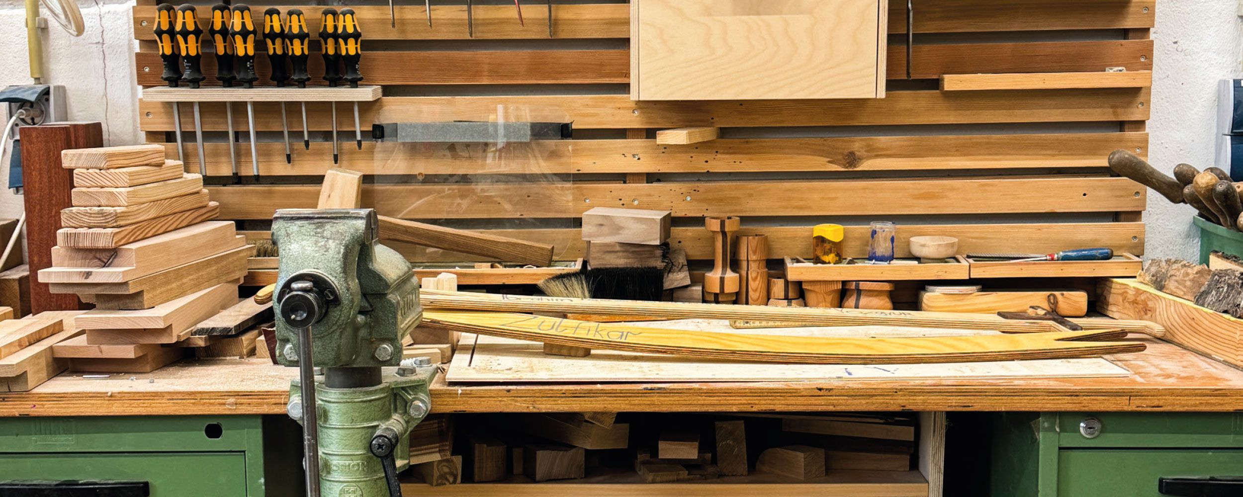 Arbeitsplatz in einer Holzwerkstatt mit vielen Werkzeugen