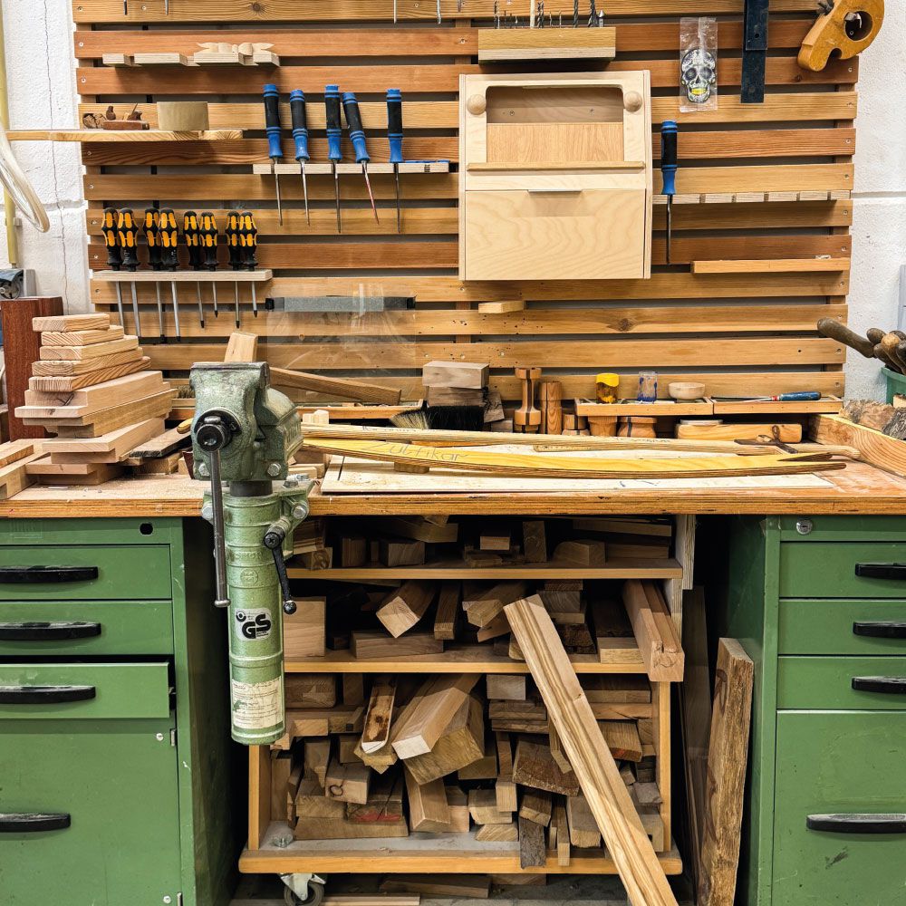 Arbeitsplatz in einer Holzwerkstatt mit vielen Werkzeugen