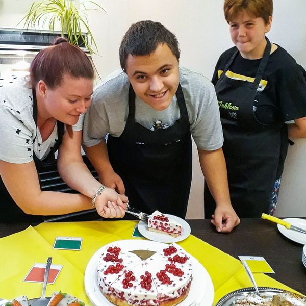 Mitarbeitende servieren den Kuchen